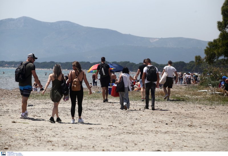 Κόσμος στην παραλία της Λούτσας/ Φωτογραφία: intime news