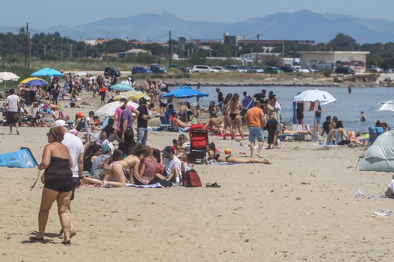 Πολύς κόσμος την Κυριακή στη Λούτσα / Φωτογραφία: Eurokinissi