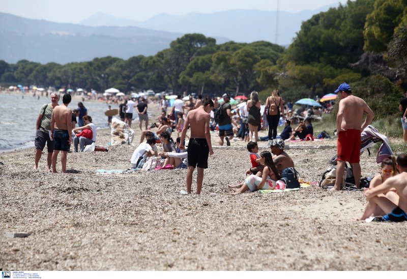 Κόσμος στην παραλία της Λούτσας/ Φωτογραφία: intime news