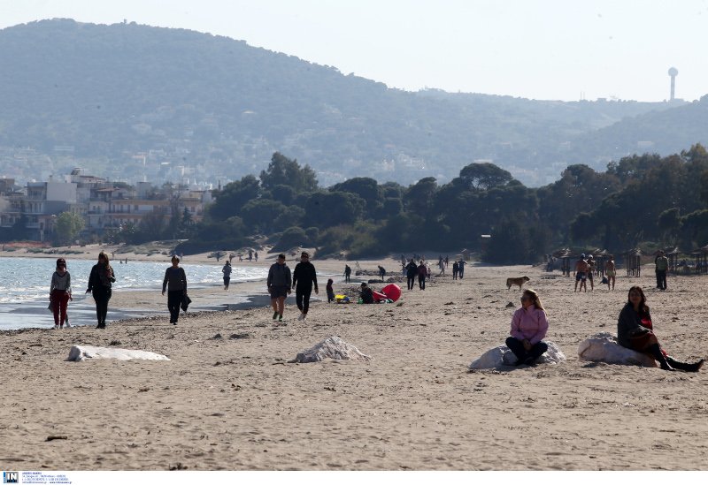 Κόσμος στην παραλία της Ραφήνας/ Φωτογραφία: INTIME News