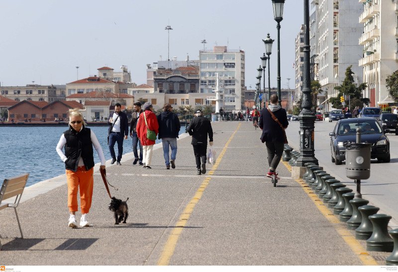 Βόλτα στην παραλία Θεσσαλονίκης/ Φωτογραφία: EUROKINISSI
