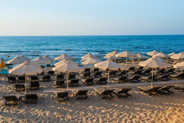 Το I resort διαθέτει ιδιωτική παραλία με ξαπλώστρες