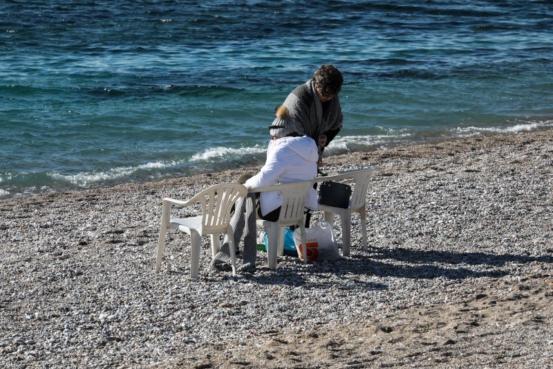 Γέμισε από κόσμο η παραλία του Φλοίσβου
