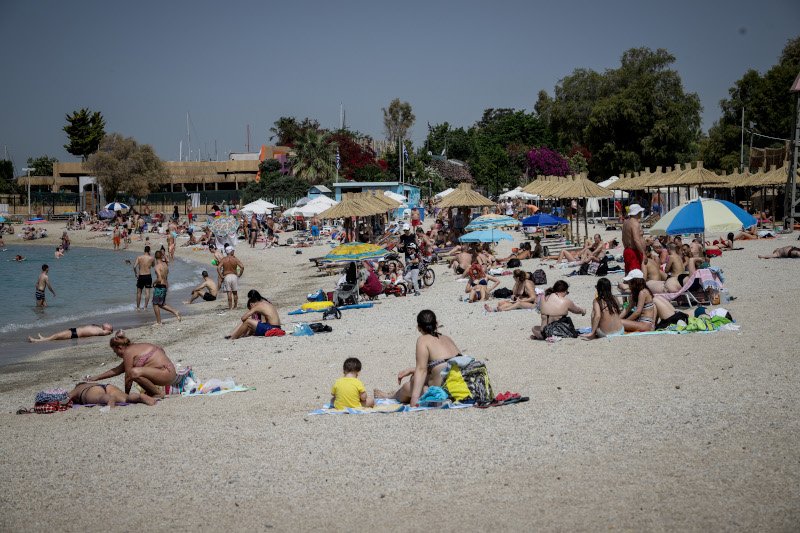 Κόσμος σε παραλία