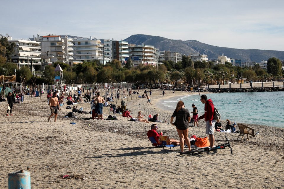 Δεκάδες ήταν εκείνοι που φόρεσαν το μαγιό τους και ξάπλωσαν στην παραλία