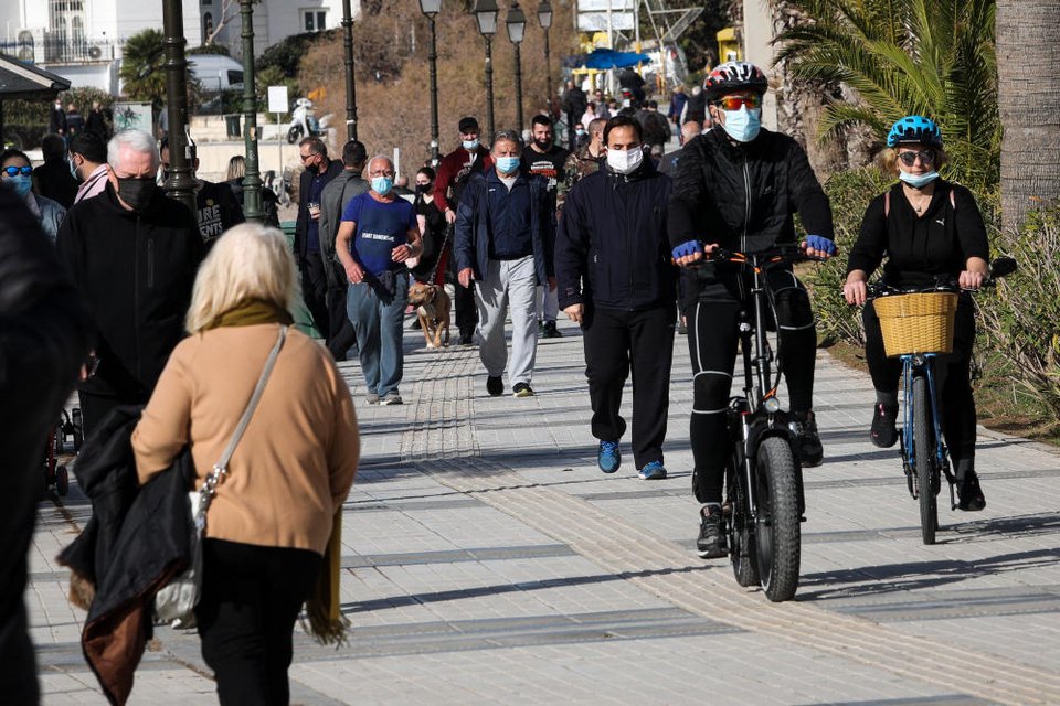 Πολίτες με μάσκες κάνουν βόλτα στην παραλία του Φλοίσβου