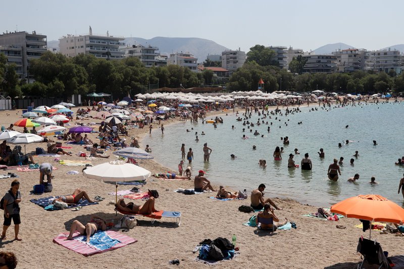 Γέμισαν οι παραλίες ανήμερα την Κυριακή των βουλευτικών εκλογών