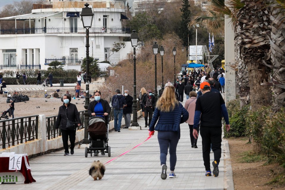 Πολίτες με μάσκες κάνουν βόλτα στην παραλία του Φλοίσβου