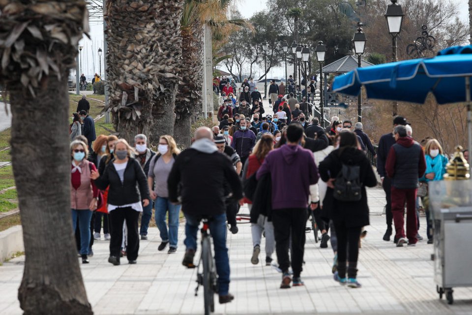 Πλήθος κόσμου στον Φλοίσβο και τον Άλιμο