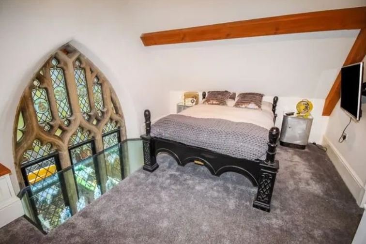  Το υπνοδωμάτιο με το βιτρό παράθυρο / Φωτογραφία: OnTheMarket 