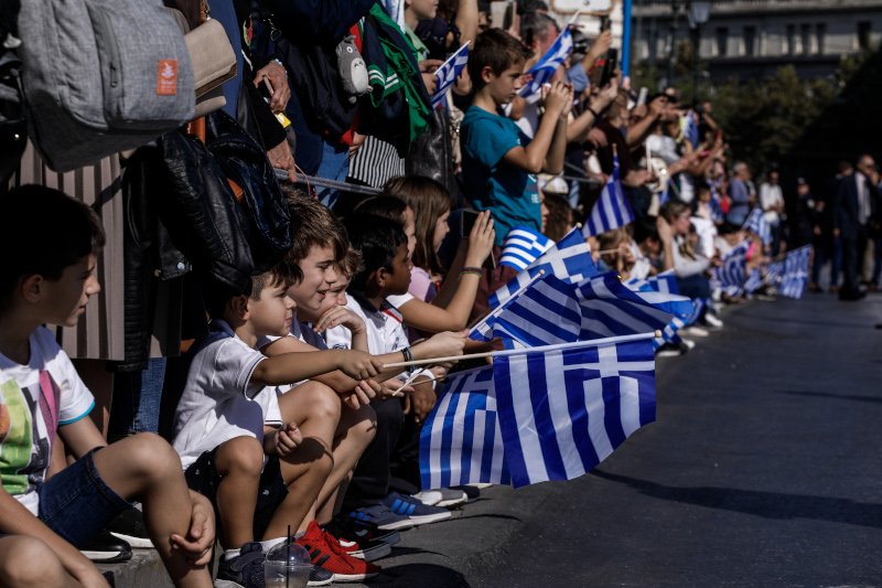 Τα μικρά παιδιά πήραν από νωρίς θέση προκειμένου να παρακολουθήσουν την παρέλαση