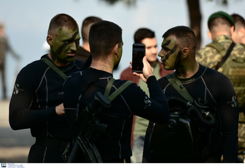 Καμουφλαζ, εξάρτηση και στολή. Οι βατραχάνθρωποι έτοιμοι για την στρατιωτική παρέλαση της 28ης Οκτωβρίου