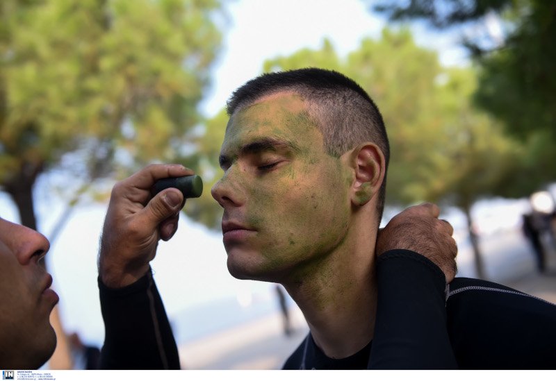 Ο ένας βατραχάνθρωπος βοηθάει τον άλλο στο καμουφλάζ