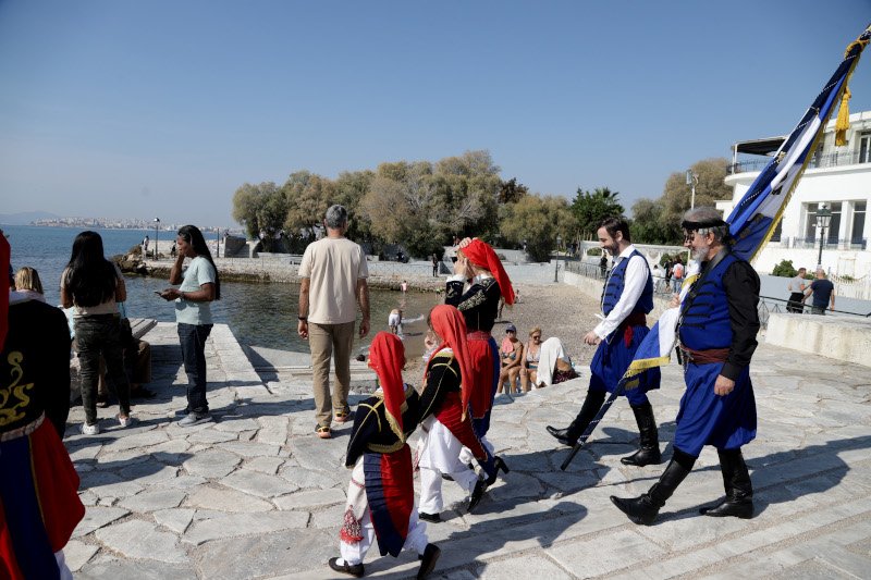 Οι Αθηναίοι γέμισαν για μια ακόμα ημέρα του Οκτωβρίου τις παραλίες, εκμεταλλευόμενοι τις υψηλές θερμοκρασίες για την εποχή.