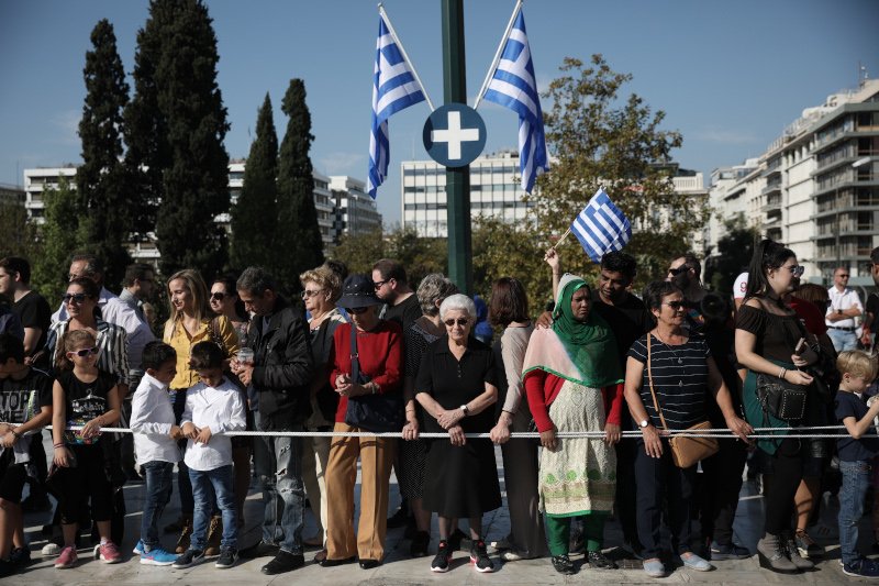 Πλήθος κόσμου συγκεντρώθηκε από νωρίς στην Πλατεία Συντάγματος στο κέντρο της Αθήνας προκειμένου να παρακολουθήσει την μαθητική παρέλαση.
