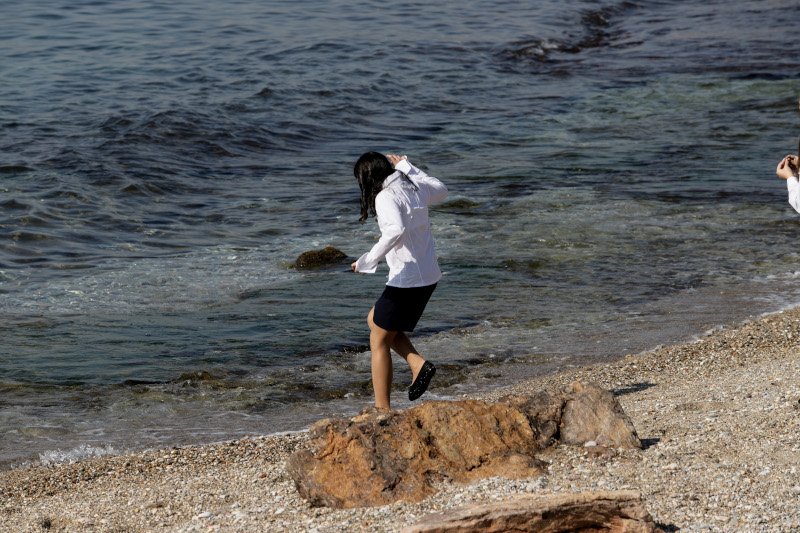 Μαθήτρια μετά την παρέλαση στην παραλία του Φαλήρου