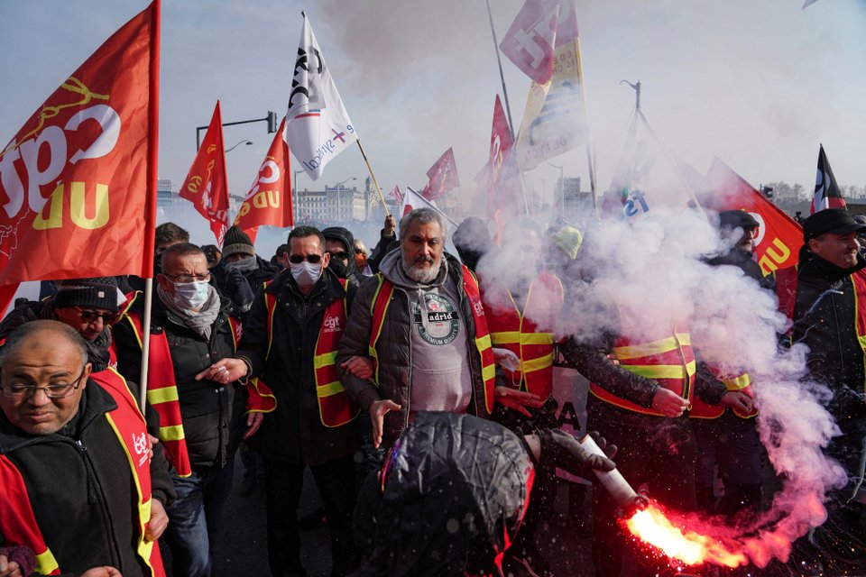 Γαλλία: Οι μεταρρυθμίσεις των συντάξεων στο υπουργικό συμβούλιο, οι διαδηλωτές στους δρόμους