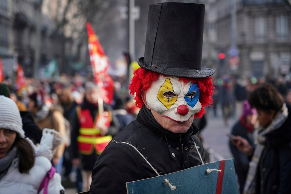 Γαλλία: Οι μεταρρυθμίσεις των συντάξεων στο υπουργικό συμβούλιο, οι διαδηλωτές στους δρόμους