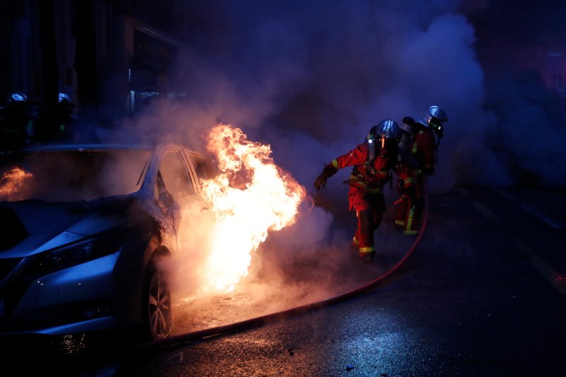 Γαλλία: Σοβαρά επεισόδια στο Παρίσι -Kουκουλοφόροι πυρπολούν αυτοκίνητα/ Φωτογραφία: AP IMAGES