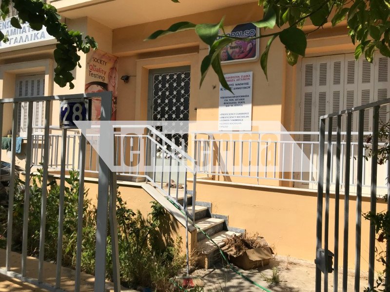 Το σπίτι της Παριζιάνας σήμερα, στην οδό Κρήτης 28 στη Ν. Χαλκηδόνα. Δεξιά, το παράθυρο απ' όπου εισέβαλε ο Χρόνης Εξαρχάκος.