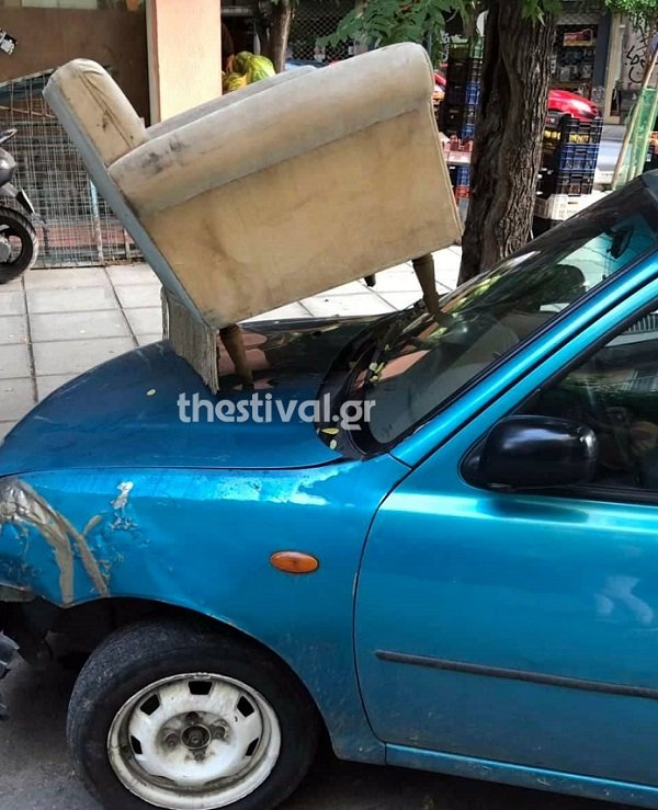 Το έπιπλο από το δρόμο άφησαν πάνω στο αυτοκίνητο περαστικοί