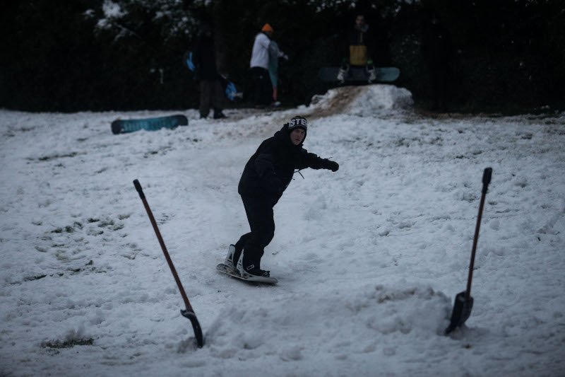Εκαναν snowboard στο πάρκο Ελευθερίας