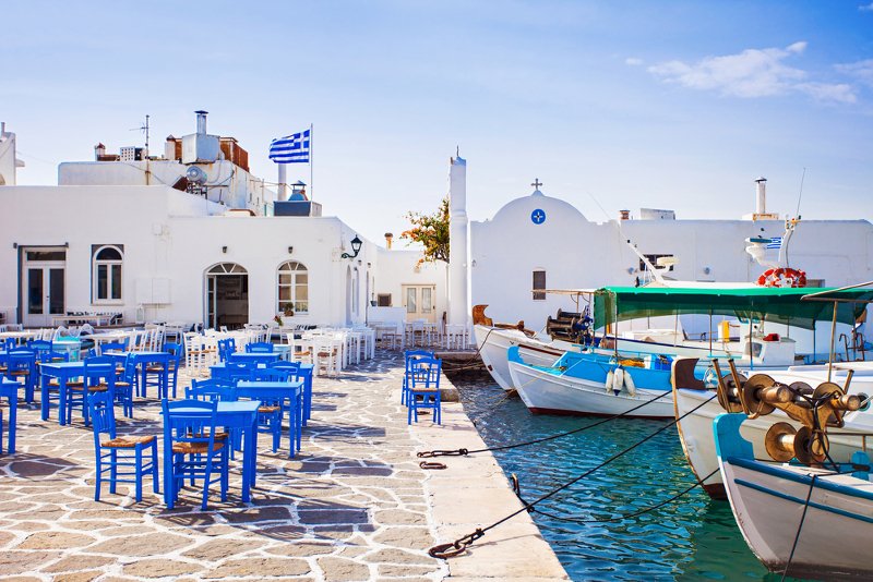 Καΐκια και μπλε τραπεζάκια στη Νάουσα της Πάρου