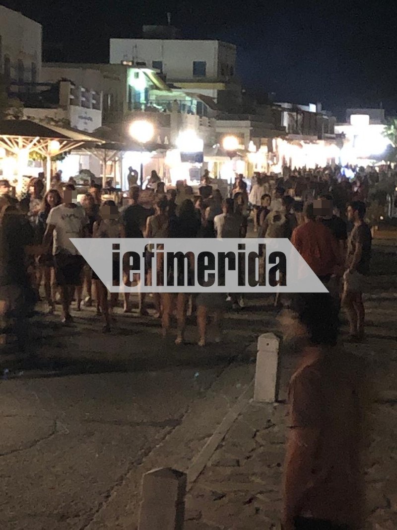 Συνωστισμός σε δρόμο της Πάρου