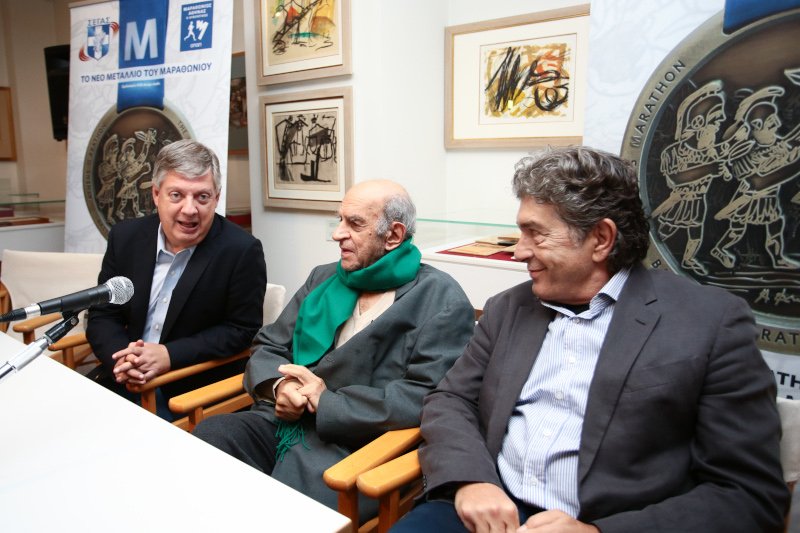 Aλέκος Φασιανός, Κώστας Βαρώτσος, στην παρουσίαση των μεταλλίων
