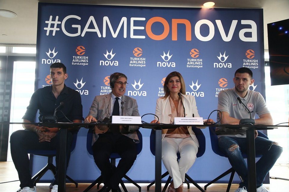Στο πάνελ της Συνέντευξης Τύπου από αριστερά προς τα δεξιά: ο καλαθοσφαιριστής της ΚΑΕ Παναθηναϊκός ΟΠΑΠ Ντίνος Μήτογλου, ο CEO της EuroLeague, κ. Jordi Bertomeu, η Pay TV Executive Director της Forthnet κα. Κατερίνα Κασκανιώτη και ο καλαθοσφαιριστής της ΚΑΕ Ολυμπιακός Κώστας Παπανικολάου
