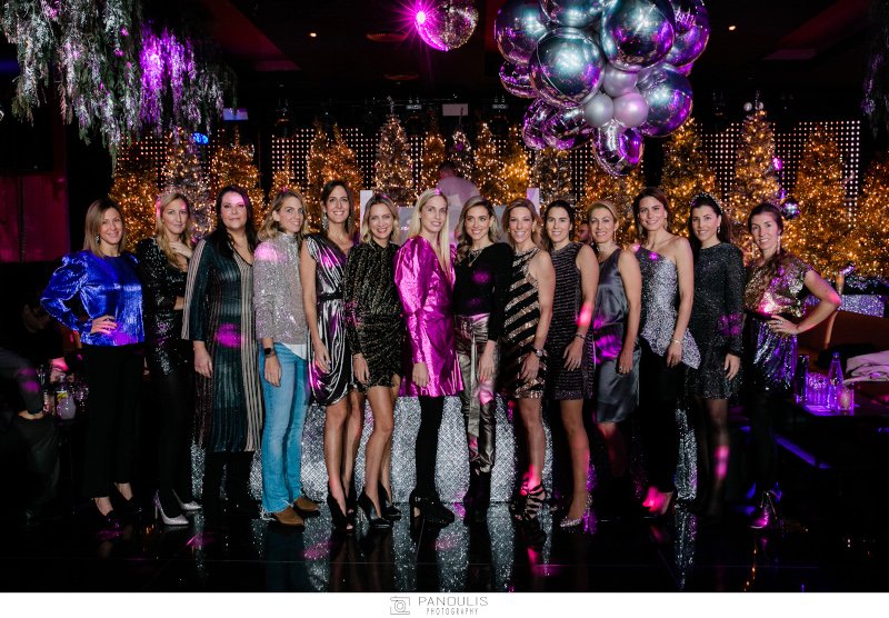 Μέλη της Επιτροπής “Elpida Youth” από αριστερά: Χριστίνα Φιλιαγκουρίδου, Ελίνα Σμπώκου, Νάσια Θανοπούλου, Χρυσή Βαρδινογιάννη, Μαρία Παπαθανασίου Αρώνες, Τόνια Βασιλοπούλου, Έμιλυ Βαφειά, Μαριάννα Λαιμού, Ειρήνη Βασιλοπούλου, Κλαίρη Τσαβλίρη, Κατερίνα Τσάγκα Κεφαλογιάννη, Λάουρα Λαλαούνη Δράγνη, Αλεξάνδρα Τσαβλίρη, Ισμήνη Παναγιωτίδη