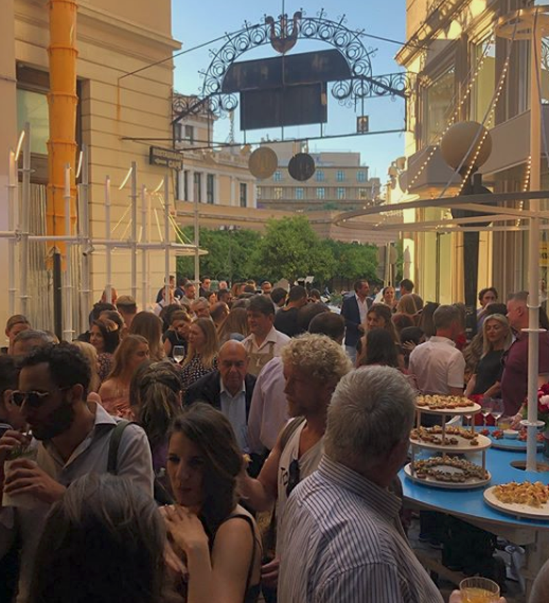 Στιγμιότυπο από το πάρτι των εγκαινίων.