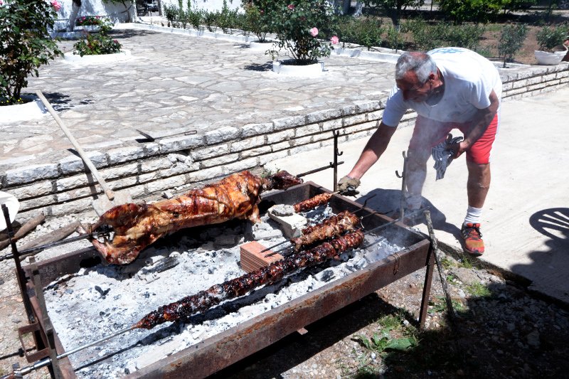 Πολλοί ήταν και οι Ελληνες που άφησαν το σπίτι τους και μετάφεραν την σούβλα τους κοντά στην θάλασσα/ Φωτογραφία: Eurokinissi- ΜΠΟΝΗΣ ΧΡΗΣΤΟΣ