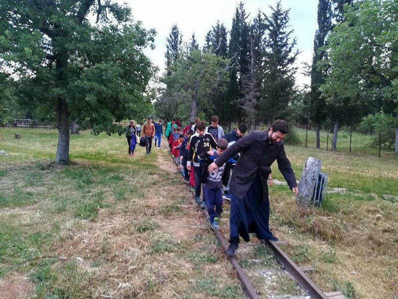 Ο Πάτερ Αντώνιος περπατά με παιδιά