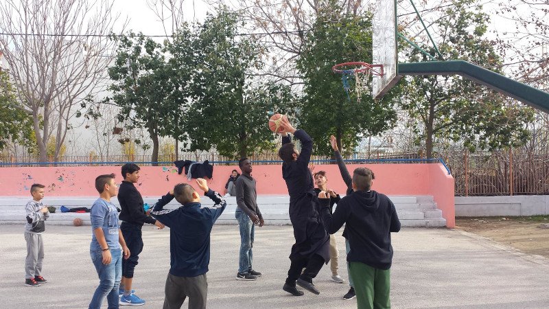 Ο πάτερ Αντώνιος παίζει μπάσκετ με αγόρια