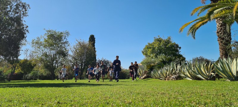 Ο πάτερ Αντώνιος τρέχει με παιδιά