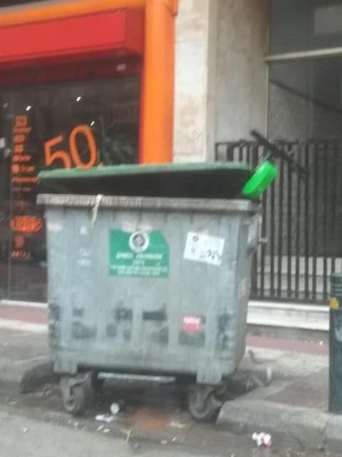 Τα πετάνε σε κάδους σκουπιδιών