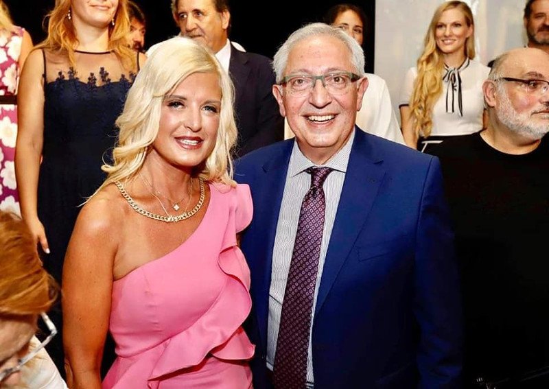 Η κ. Πατούλη δίπλα στον Δήμαρχο Αμπατζόγλου