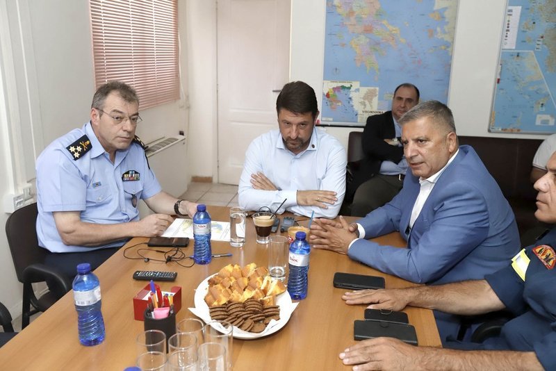 Από αριστερά: Ο αρχηγός της Πυροσβεστικής, ο γ.γ. πολιτικής προστασίας και ο περιφερειάρχης Αττικής Γ. Πατούλης
