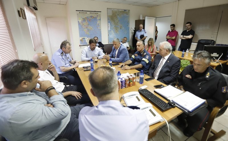 Σύσκεψη Πατούλη με τα στελέχη του συντονιστικού κέντρου της Πυροσβεστικής