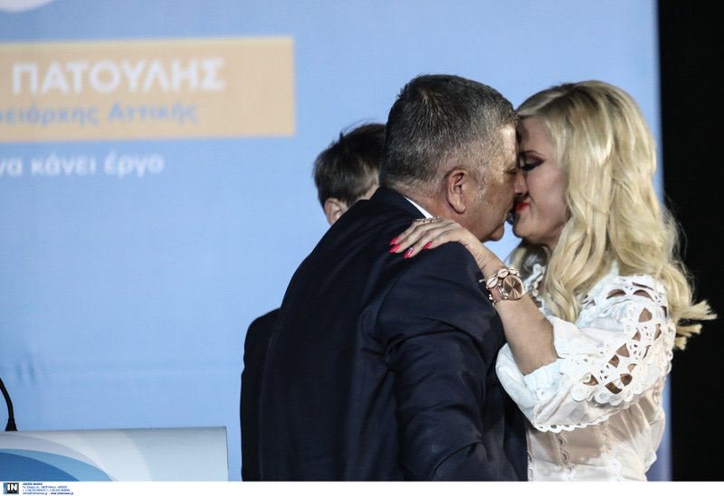 Ο Γιώργος Πατούλης φιλά τη σύζυγό του μετά τη νίκη του