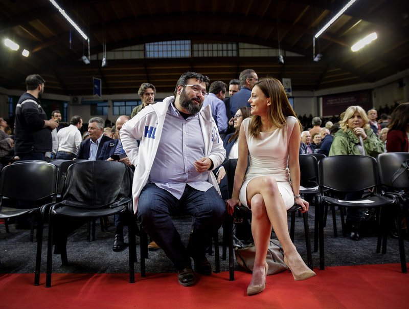 Η Εφη Αχτσιόγλου με τον υφυπουργό Αθλητισμού Γιώργο Βασιλειάδη -Φωτογραφία: EUROKINISSI/KOSTAS VILLA