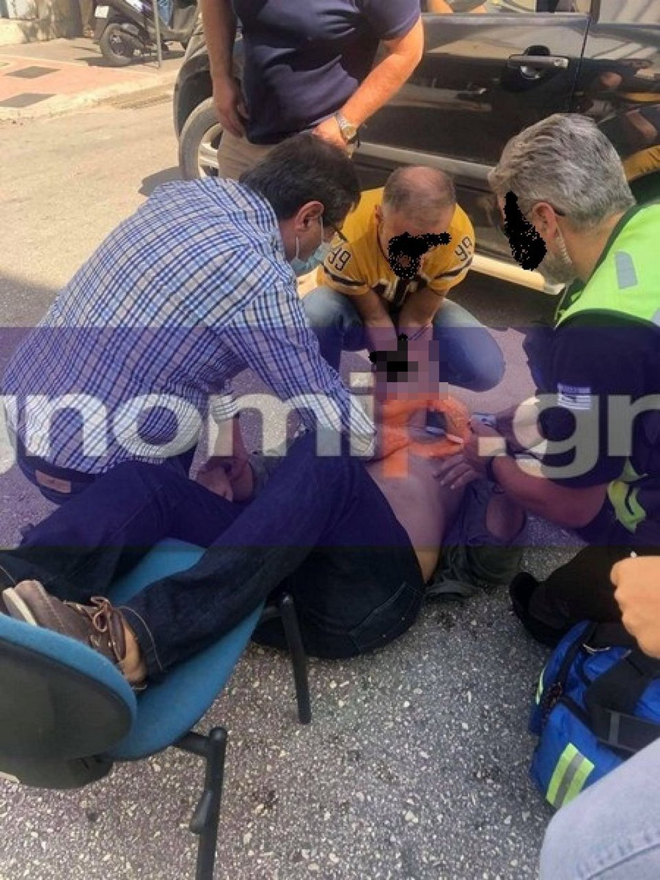 δήμαρχος Πάτρας φροντίζει άνδρα από μηχανάκι