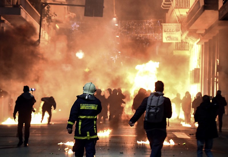 Μολότοφ στην Πάτρα και συγκρούσεις με τα ΜΑΤ