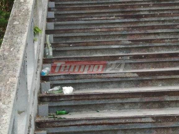 Πάτρα νεανικά πάρτι μπουκάλια στις σκάλες Αγίου Νικολάου