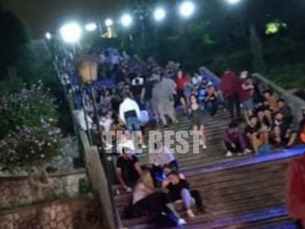 Πάτρα κόσμος σε σκαλοπάτια
