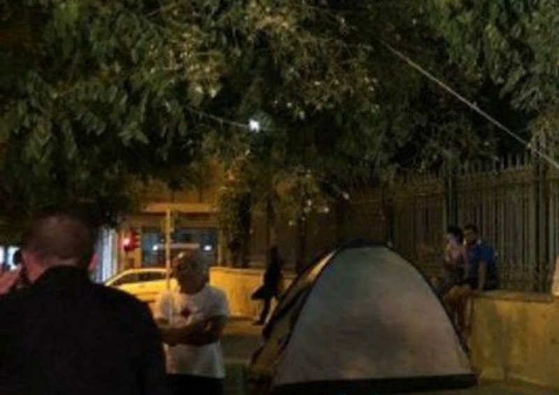 Διαμαρτυρία συμβασιούχων στην Πάτρα, έξω από τα γραφεία του ΣΥΡΙΖΑ / Φωτογραφία: patrastime.gr