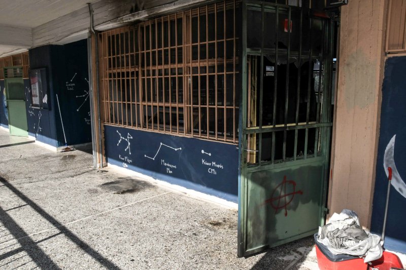 Σπασμένα τζάμια από την επίθεση αγνώστων