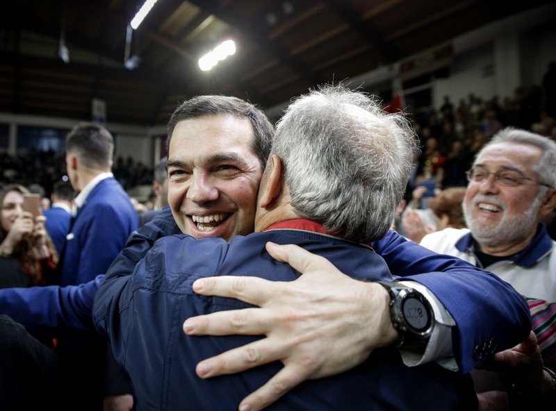 Ο Αλέξης Τσίπρας αγκαλιάζει έναν οπαδό του -Φωτογραφία: EUROKINISSI/KOSTAS VILLA