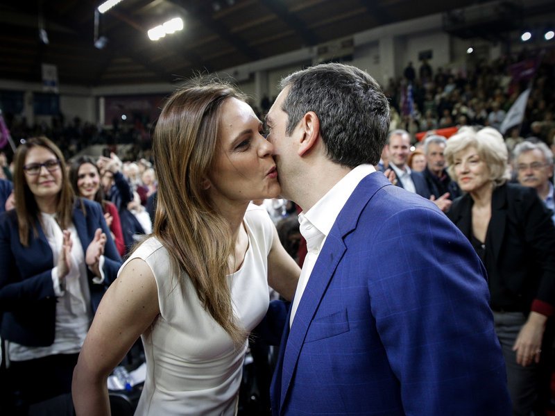 Το φιλί της Εφης Αχτσιόγλου στον Αλέξη Τσίπρα -Φωτογραφία: EUROKINISSI/KOSTAS VILLA